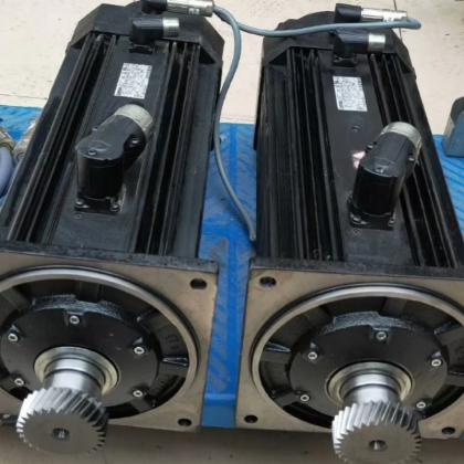 Brand New LENZE MCA 14L35-RS0P1-Z0E0-ST5F10N-R2SU Servo Motor